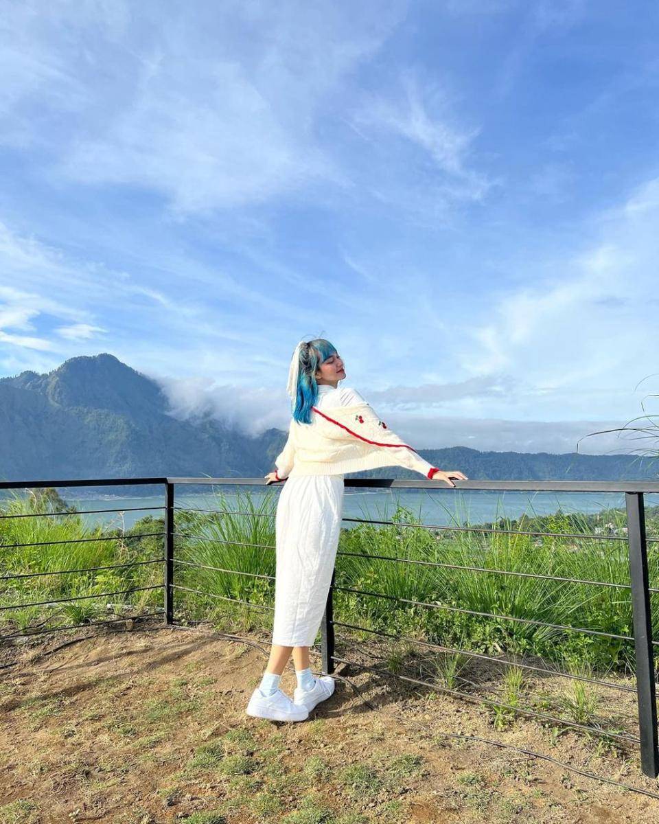referensi gaya feminim ala Indah Kusuma (instagram.com/indahkus_)