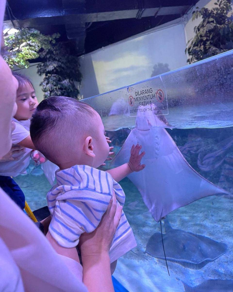 potret Mama Rieta saat momong cucu (instagram.com/rieta_amilia)