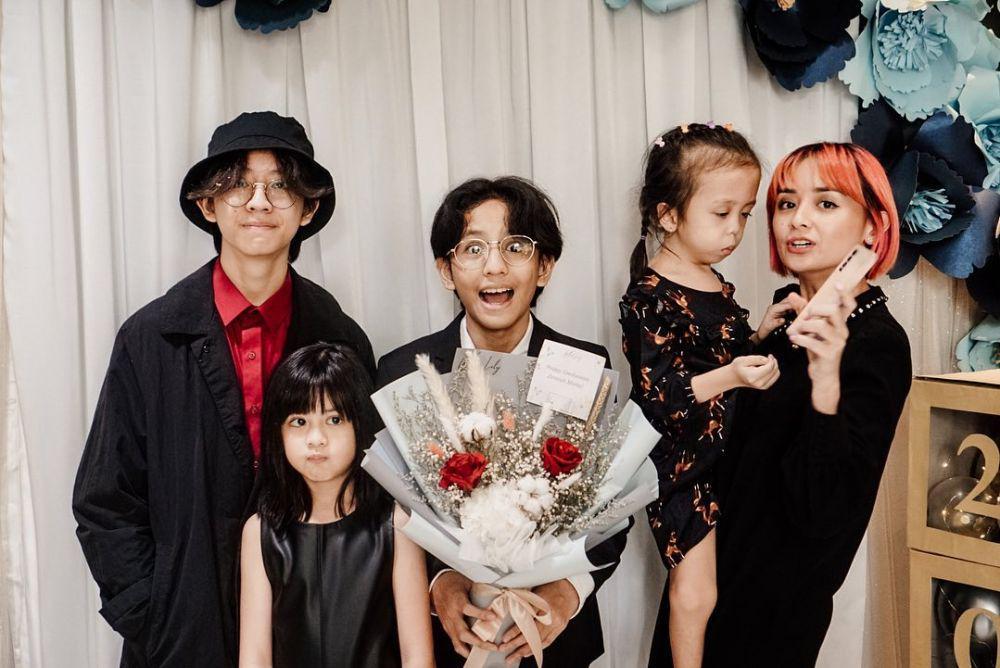 10 Momen Joanna Alexandra Hadiri Wisuda Sang Anak, Bikin Haru!