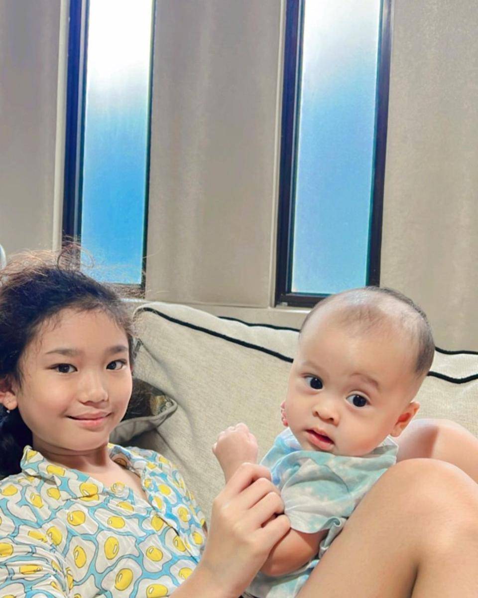potret Bilqis Khumairah Razak momong sepupu (instagram.com/mom_ayting92_)