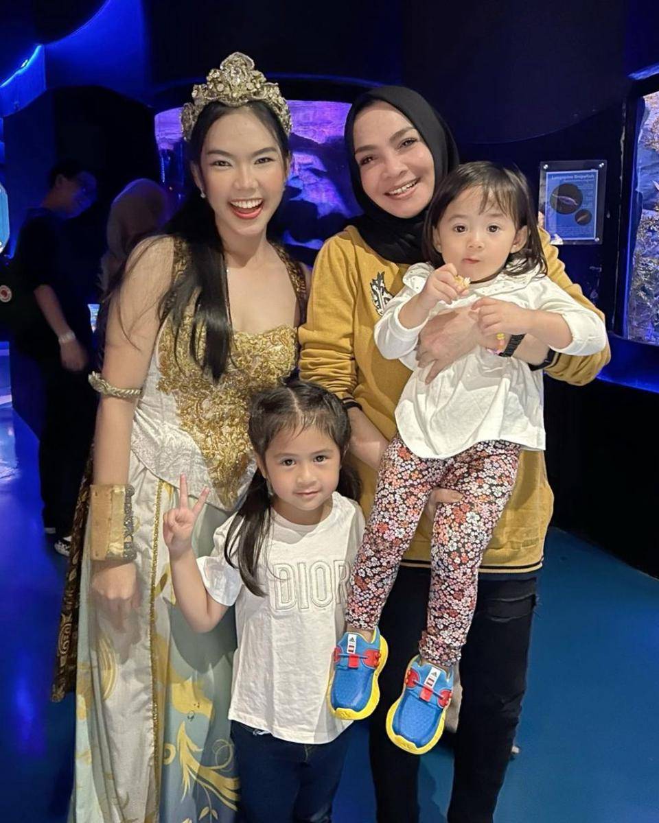 potret Mama Rieta saat momong cucu (instagram.com/rieta_amilia)