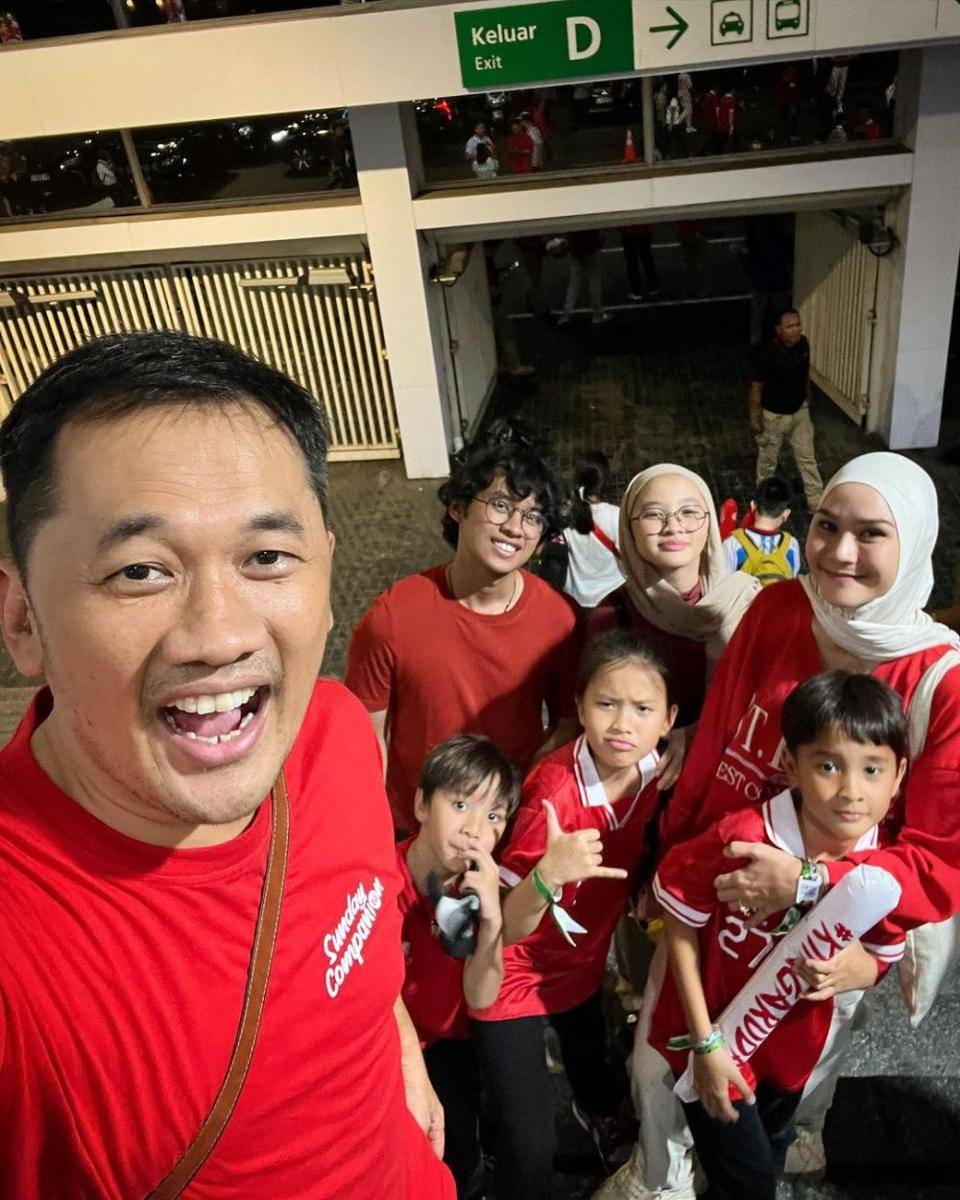 momen Zaskia Adya Mecca dan keluarga nonton bola di stadion (instagram.com/zaskiadyamecca)