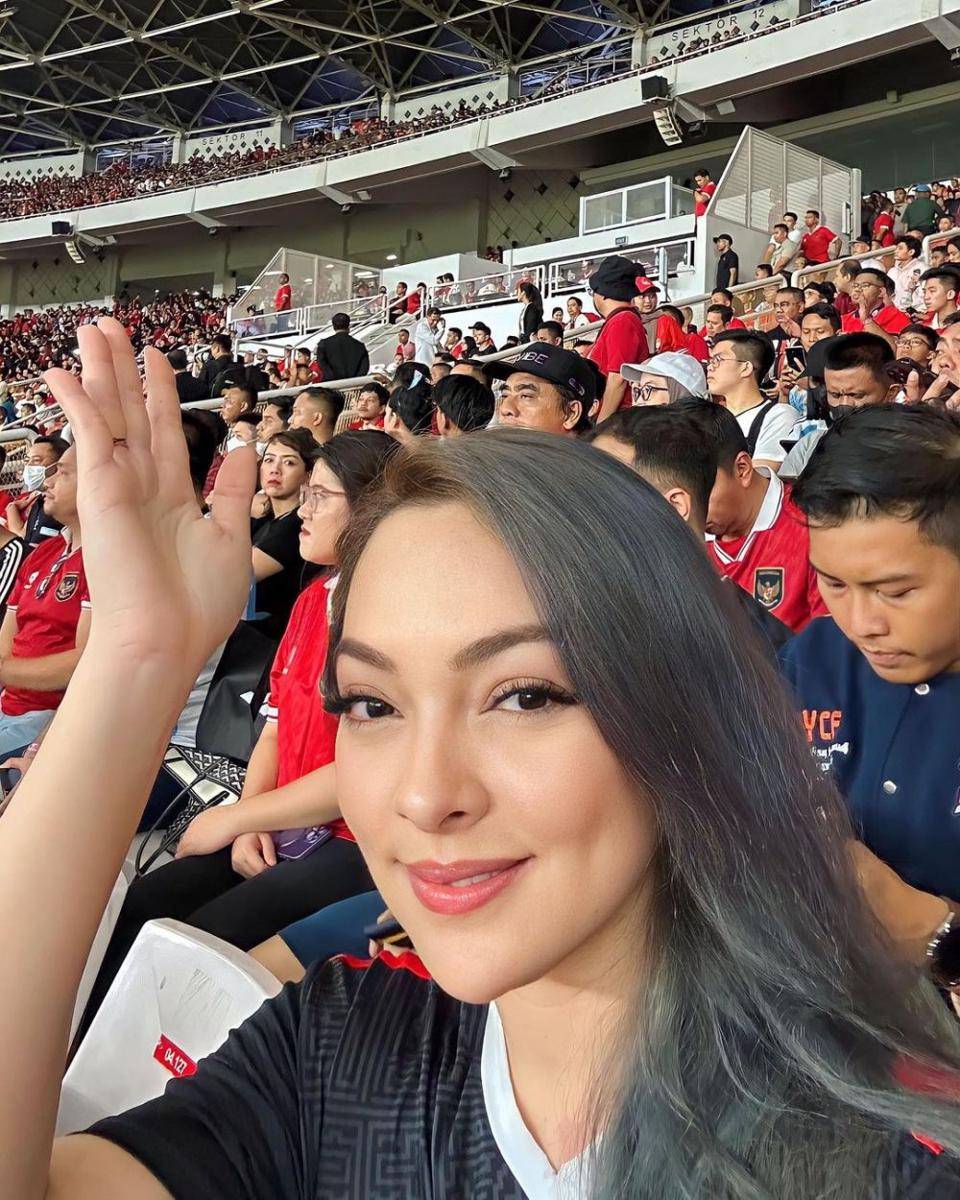 momen dr. Reisa Broto Asmoro nonton bola di stadion (instagram.com/reisabrotoasmoro)