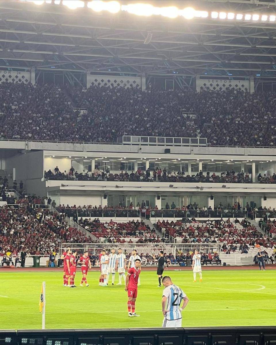 momen Zaskia Adya Mecca dan keluarga nonton bola di stadion (instagram.com/zaskiadyamecca)