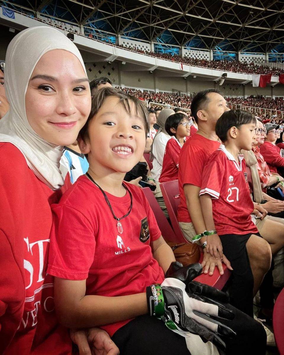 momen Zaskia Adya Mecca dan keluarga nonton bola di stadion (instagram.com/zaskiadyamecca)