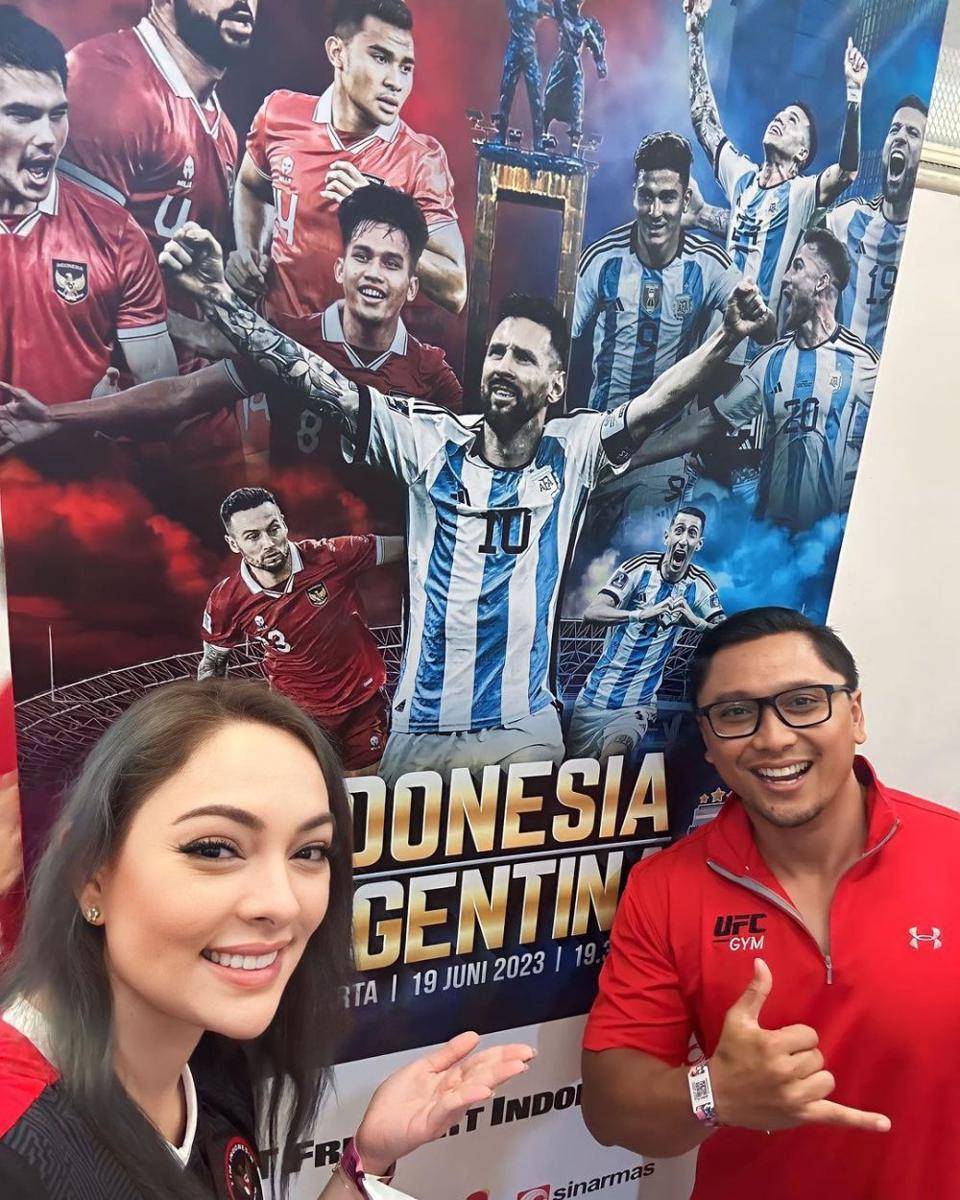 momen dr. Reisa Broto Asmoro nonton bola di stadion (instagram.com/reisabrotoasmoro)