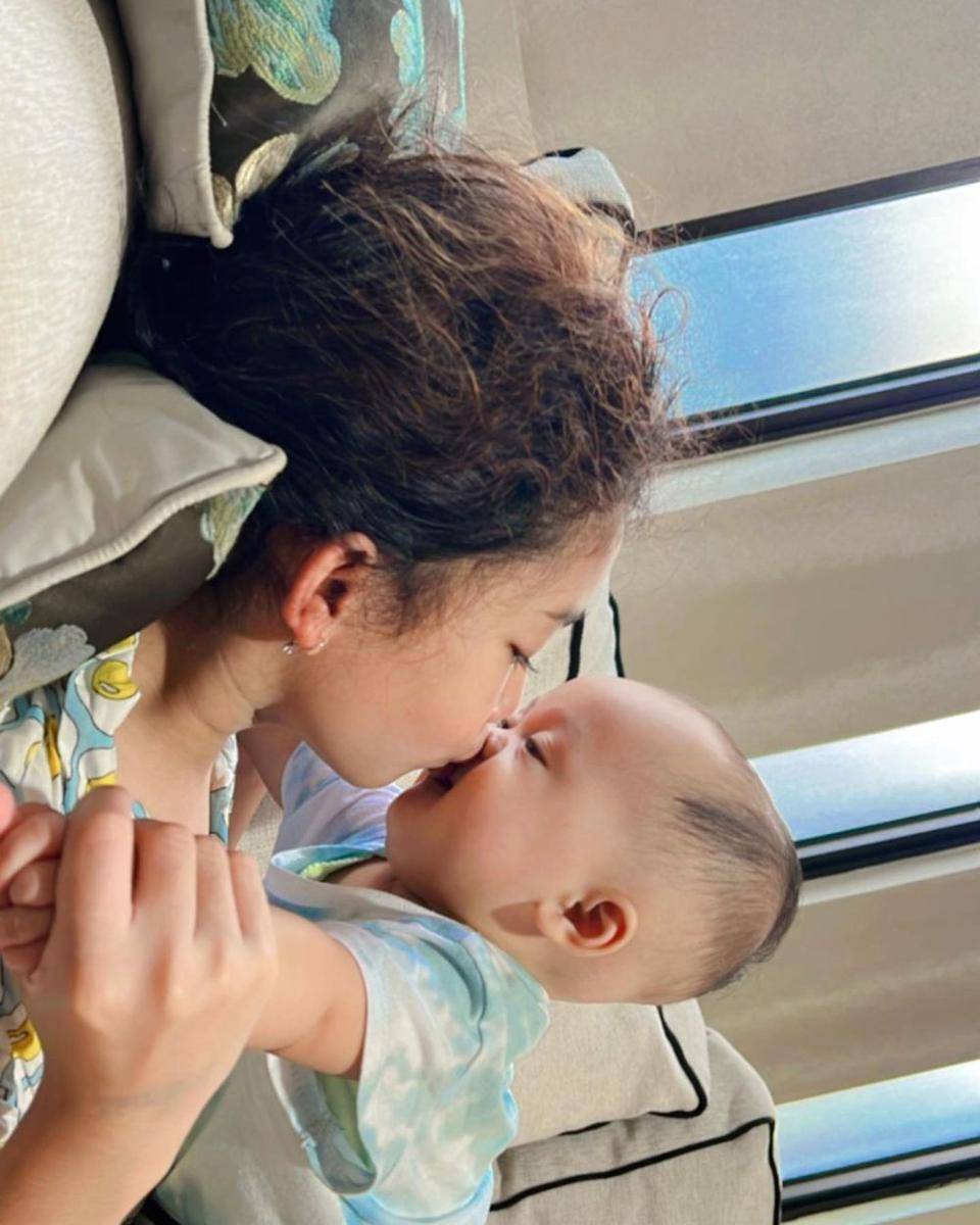potret Bilqis Khumairah Razak momong sepupu (instagram.com/mom_ayting92_)