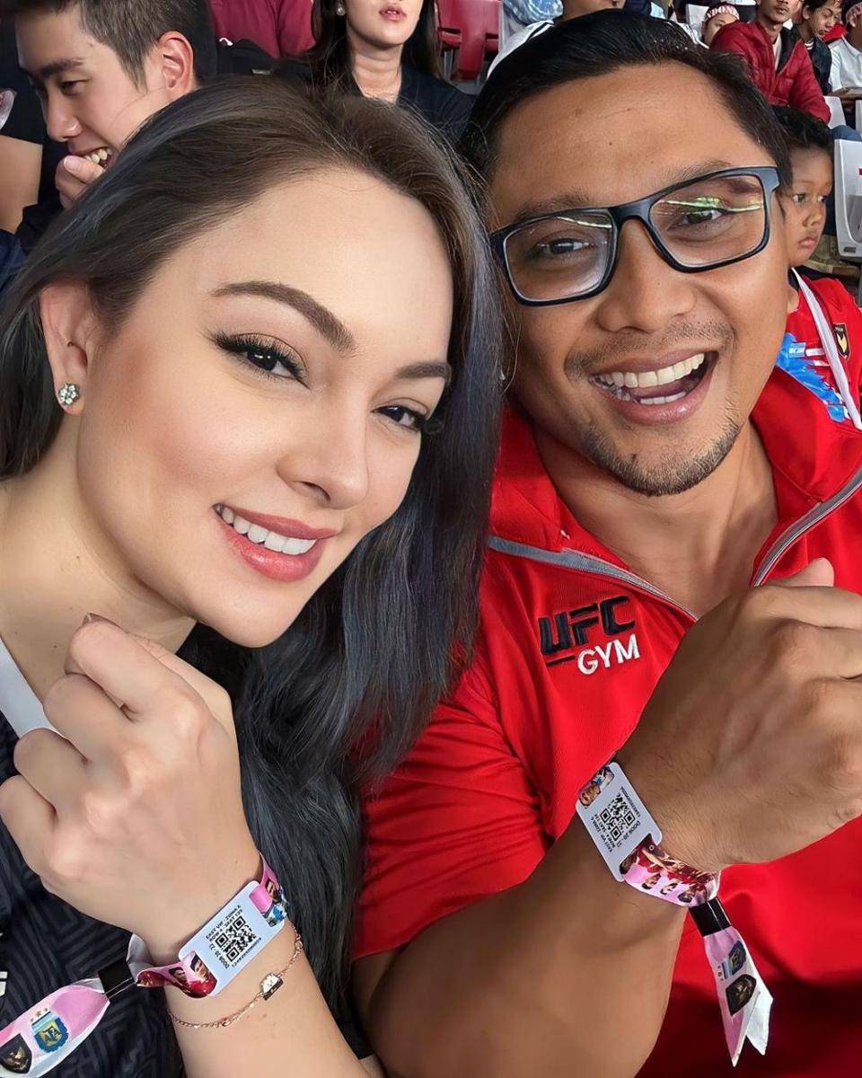 momen dr. Reisa Broto Asmoro nonton bola di stadion (instagram.com/reisabrotoasmoro)