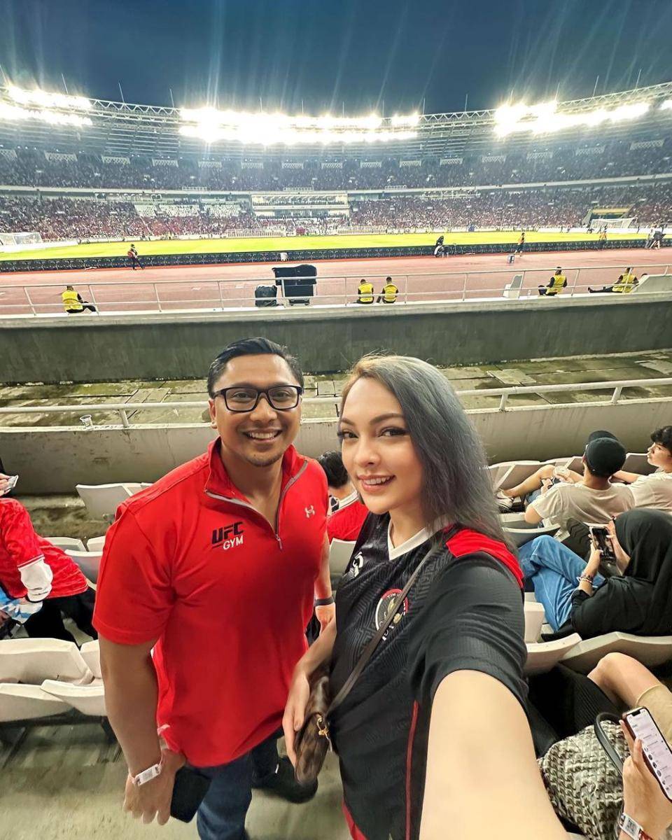 momen dr. Reisa Broto Asmoro nonton bola di stadion (instagram.com/reisabrotoasmoro)