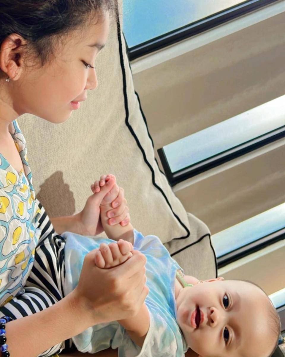 potret Bilqis Khumairah Razak momong sepupu (instagram.com/mom_ayting92_)