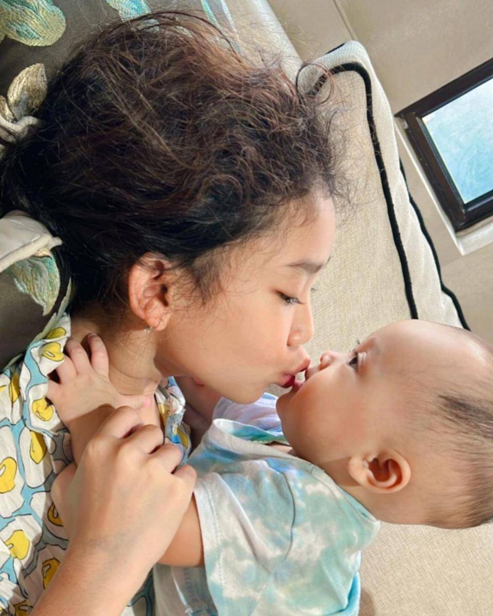 potret Bilqis Khumairah Razak momong sepupu (instagram.com/mom_ayting92_)