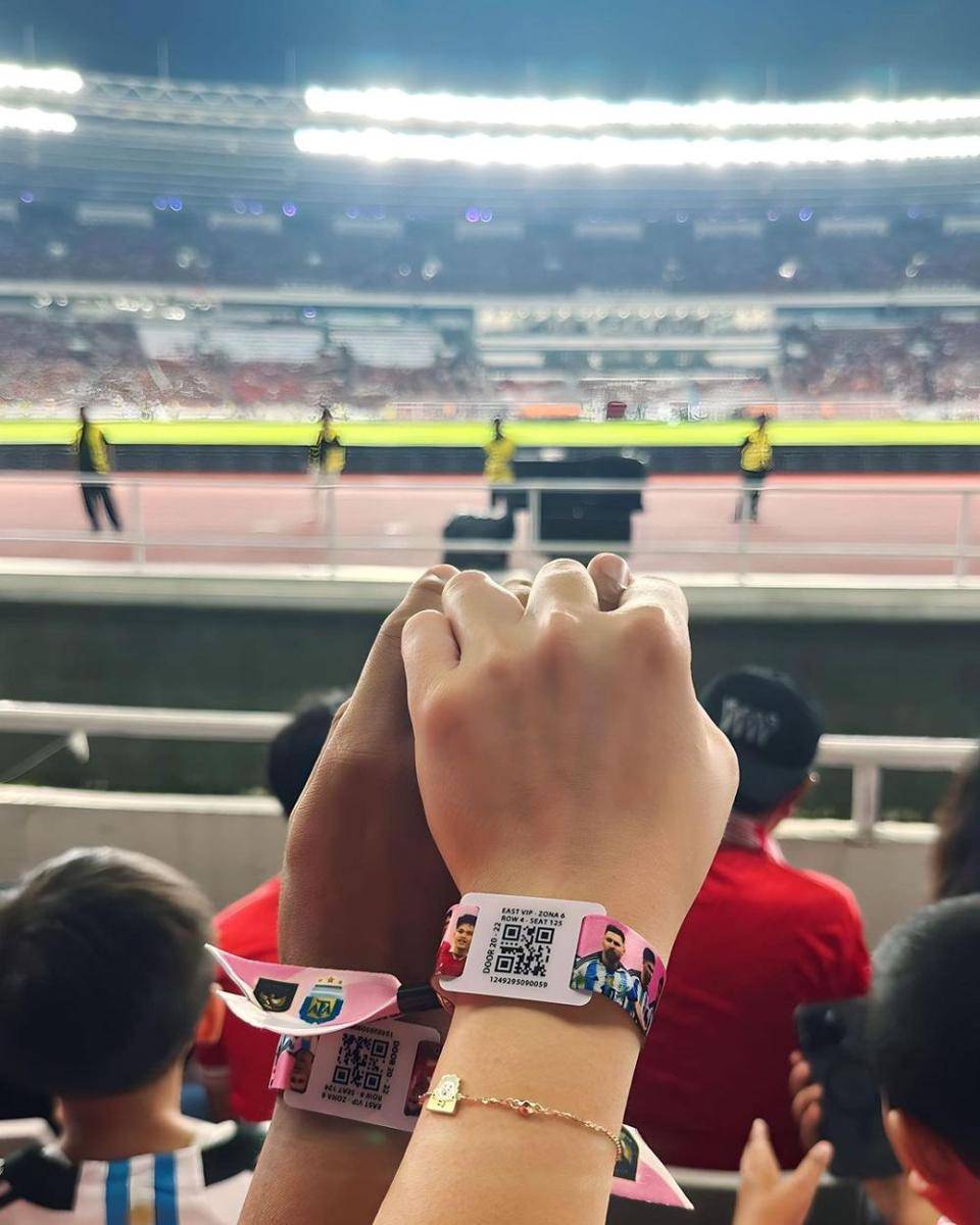 momen dr. Reisa Broto Asmoro nonton bola di stadion (instagram.com/reisabrotoasmoro)