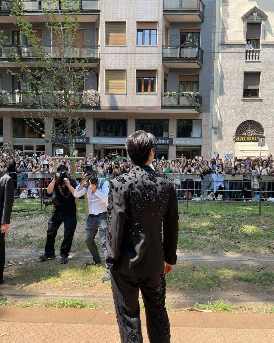 Doyoung di Dolce Gabbana Men’s SS24 Fashion Show (instagram.com/do0_nct)