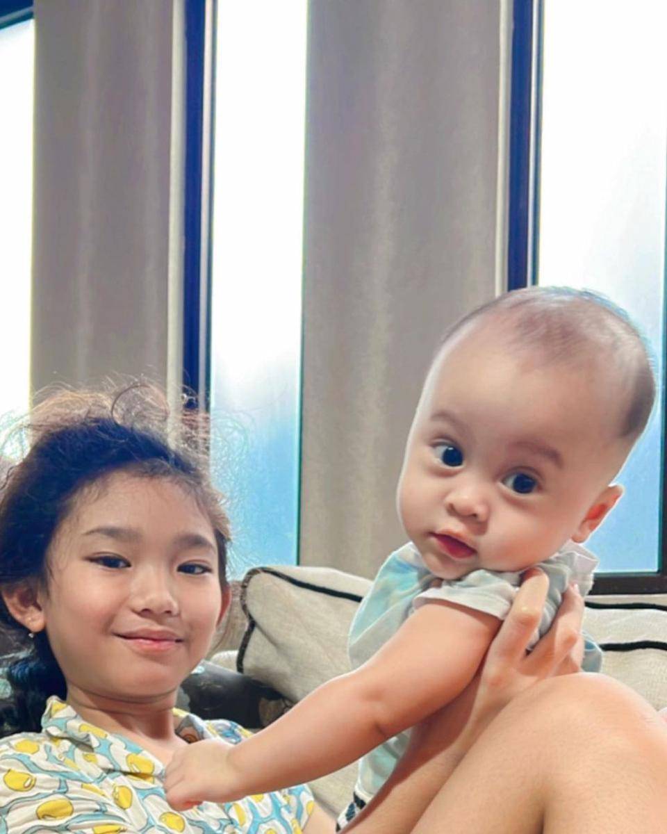 potret Bilqis Khumairah Razak momong sepupu (instagram.com/mom_ayting92_)