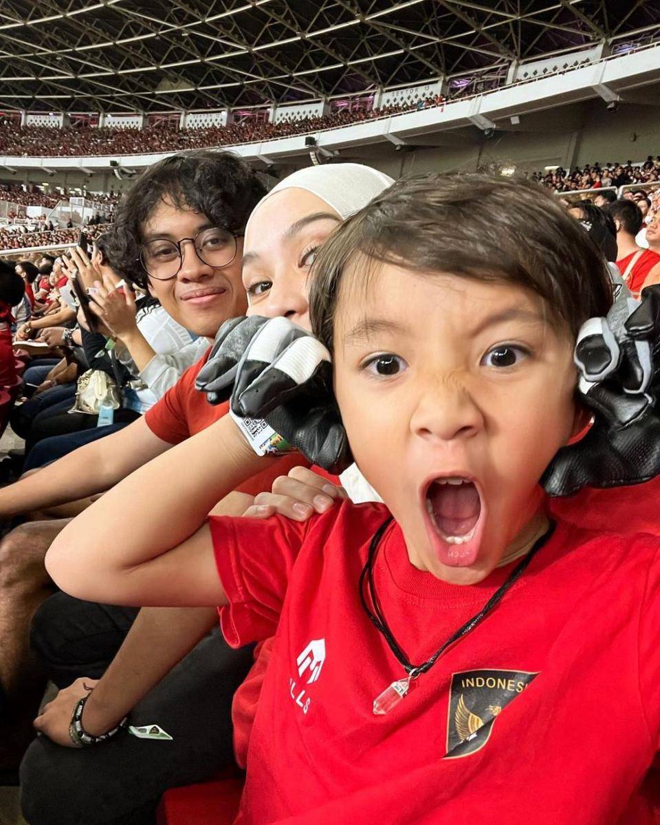momen Zaskia Adya Mecca dan keluarga nonton bola di stadion (instagram.com/zaskiadyamecca)