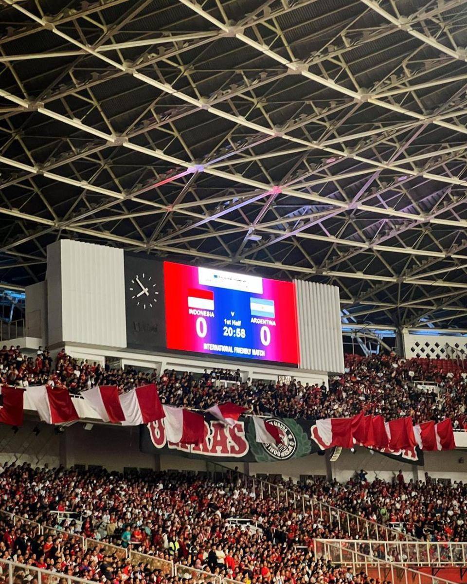 momen Zaskia Adya Mecca dan keluarga nonton bola di stadion (instagram.com/zaskiadyamecca)