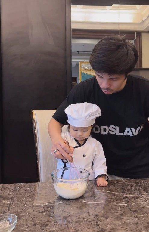 Ameena jadi chef (Instagram.com/aurelie.hermansyah)