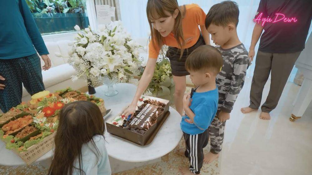 anniversary Ayu Dewi dan Regi Datau (YouTube.com/Ayu Dewi)