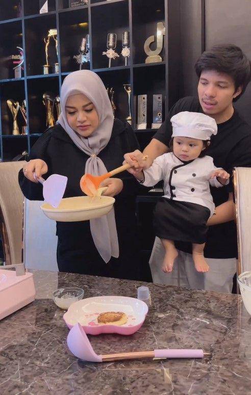 Ameena jadi chef (Instagram.com/aurelie.hermansyah)