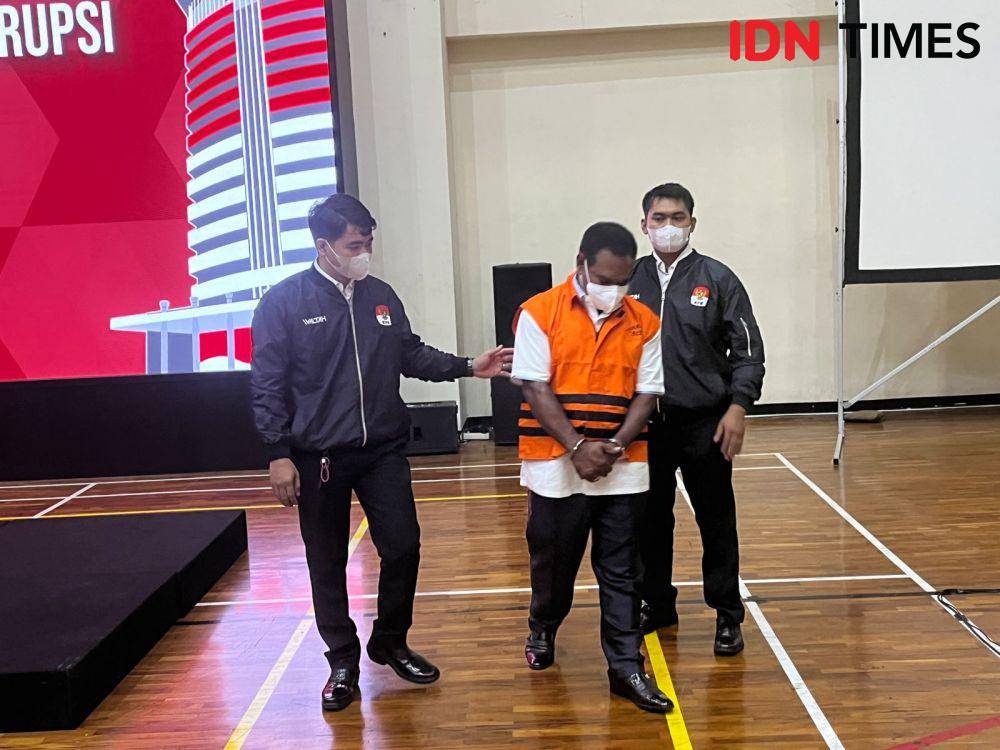 KPK menahan eks Kepala Dinas PUPR Papua Gerius One Yoman (IDN Times/Aryodamar)