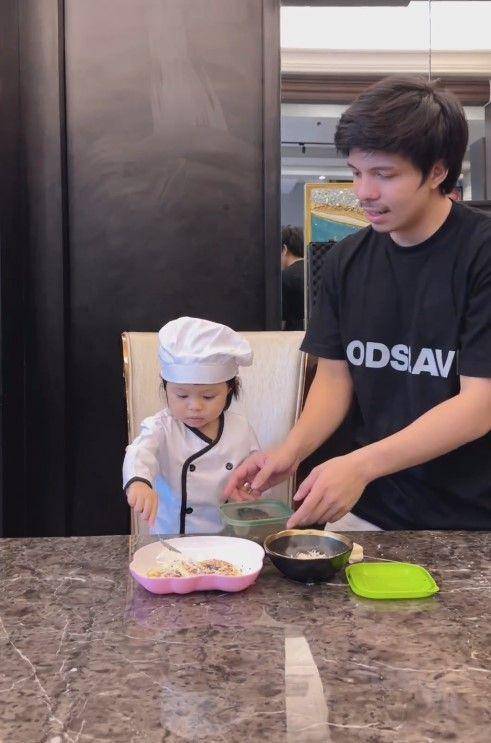 Ameena jadi chef (Instagram.com/aurelie.hermansyah)