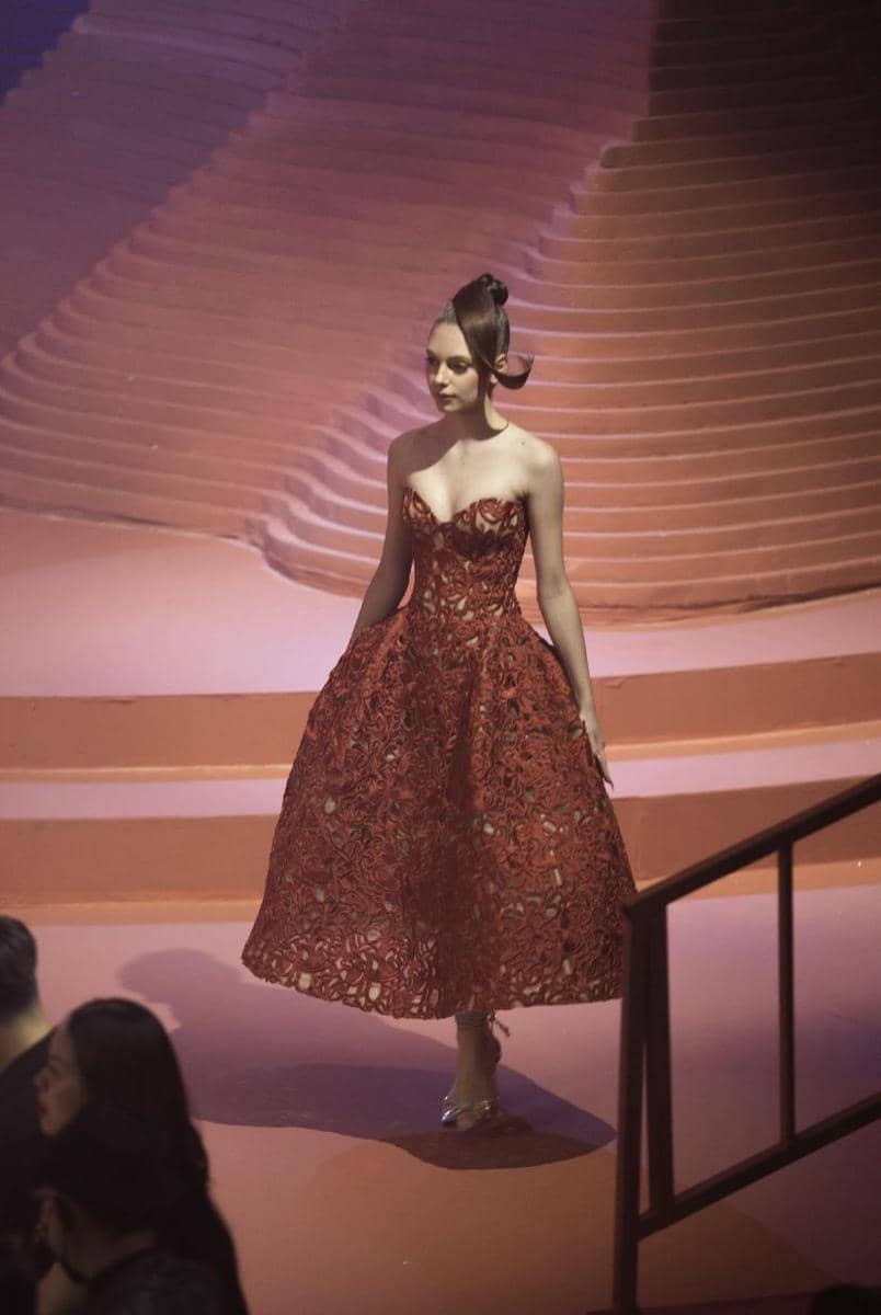 potret lace gown MINUIT Collection 2023/2024 (dok. fashion show MINUIT Collection 2023/2024)