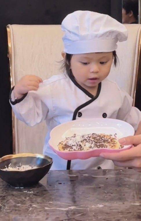 Ameena jadi chef (Instagram.com/aurelie.hermansyah)
