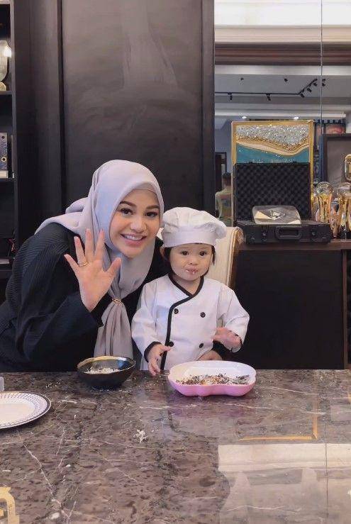 Ameena jadi chef (Instagram.com/aurelie.hermansyah)