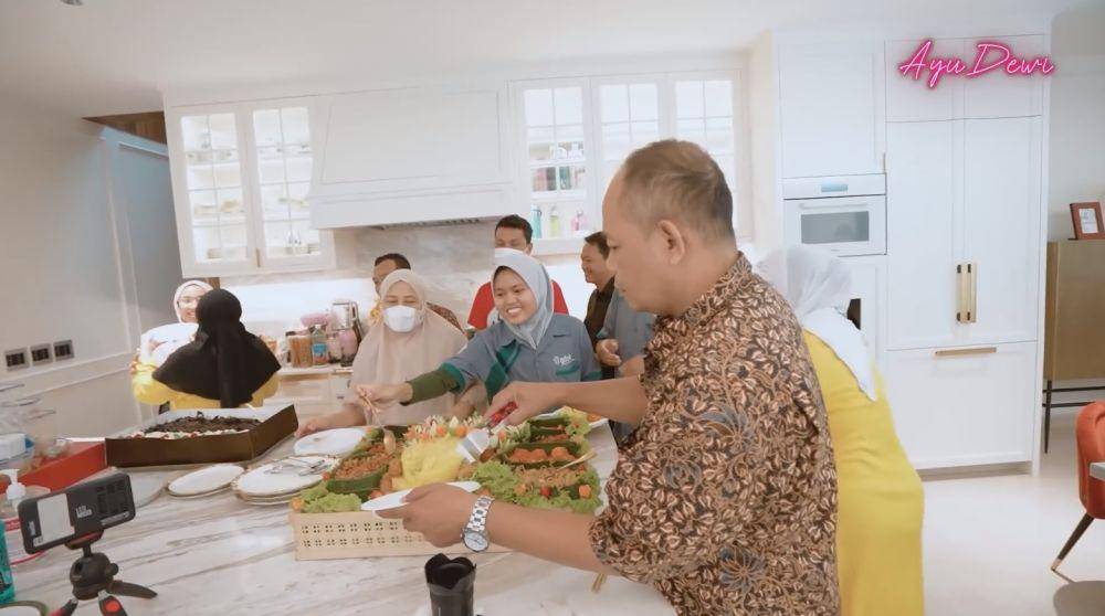 anniversary Ayu Dewi dan Regi Datau (YouTube.com/Ayu Dewi)