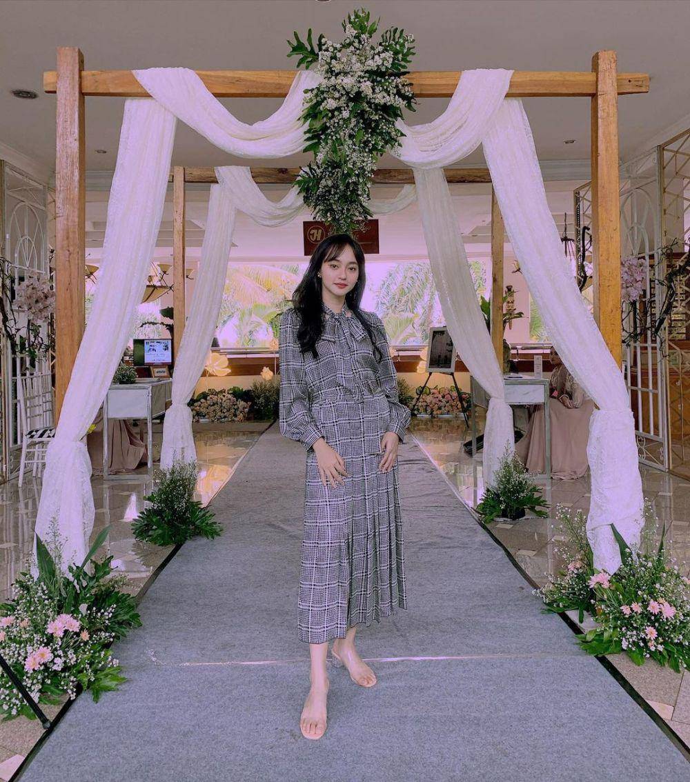 referensi gaya feminim ala Indah Kusuma (instagram.com/indahkus_)