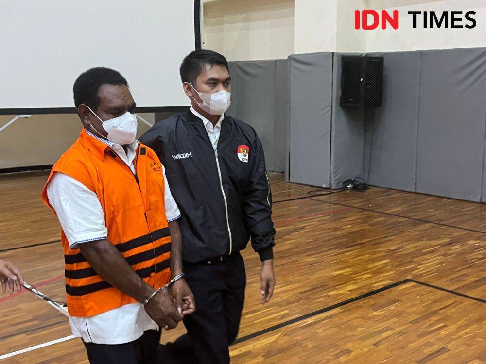 KPK menahan eks Kepala Dinas PUPR Papua Gerius One Yoman (IDN Times/Aryodamar)
