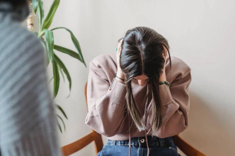 ilustrasi seorang perempuan sedang stress (pexels.com/Liza Summer)