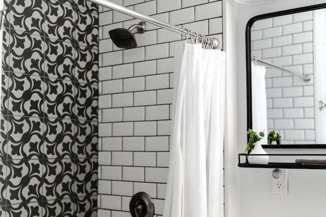 3 Cara Membersihkan Tirai Shower, Tampak Seperti Baru