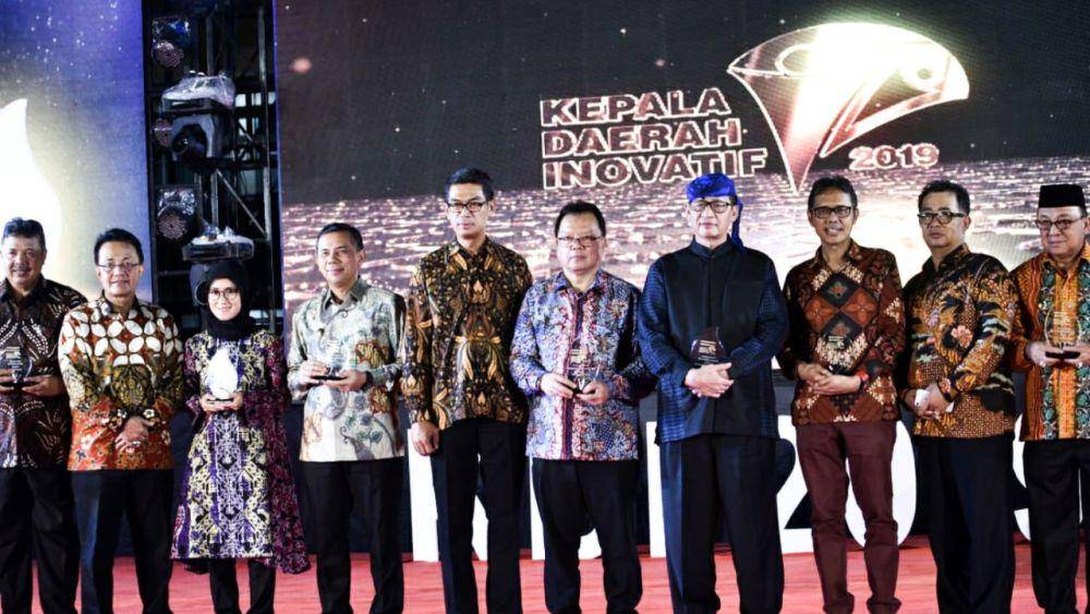 Gubernur Jawa Barat Ridwan Kamil meraih penghargaan 'Kepala Daerah Inovatif 2019', diwakili oleh Asisten Bidang Administrasi Sekretariat Daerah Provinsi Jawa Barat, Dudi Sudrajat Abdurachim. (lkpj.jabarprov.go.id/)