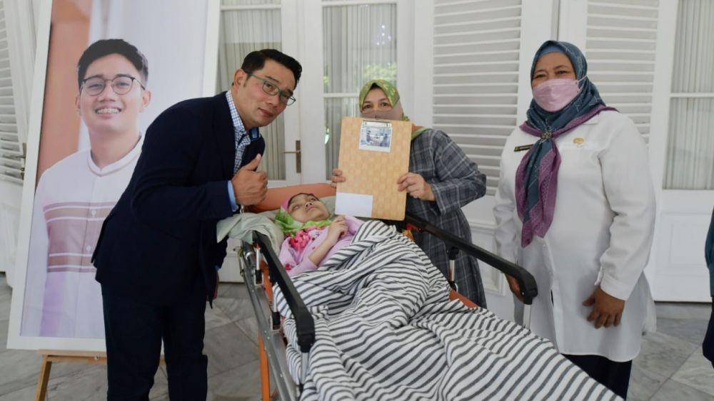 Ridwan Kamil dan tim JQR memberikan bantuan kepada Bunga, remaja yang menderita kelumpuhan dan sulit bicara. (bappeda.jabarprov.go.id/)