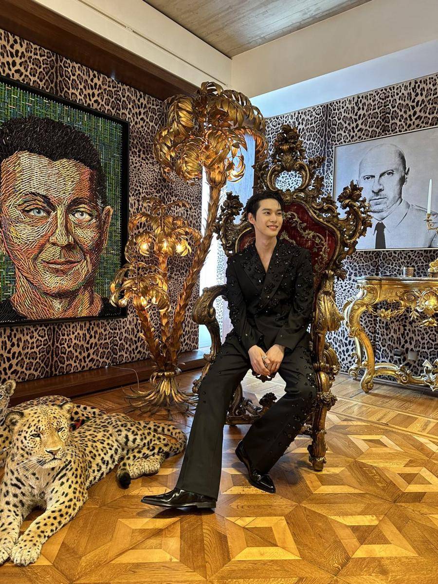 Doyoung di Dolce Gabbana Men’s SS24 Fashion Show (twitter.com/NCTsmtown)