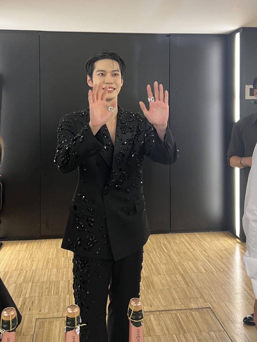 Doyoung di Dolce Gabbana Men’s SS24 Fashion Show (twitter.com/NCTsmtown)