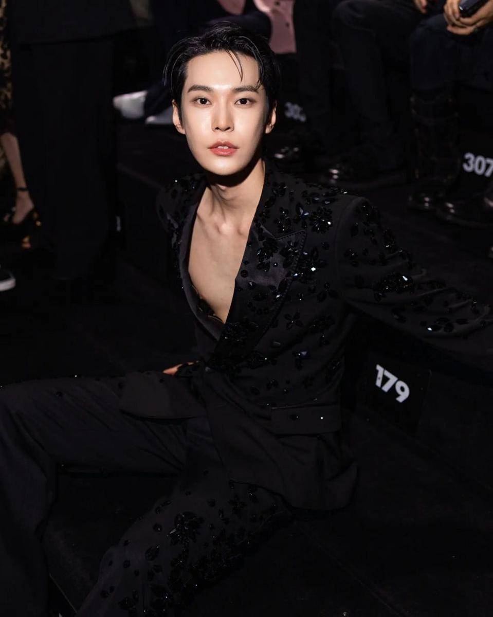 Doyoung di Dolce Gabbana Men’s SS24 Fashion Show (instagram.com/fashiontomax_magazine)