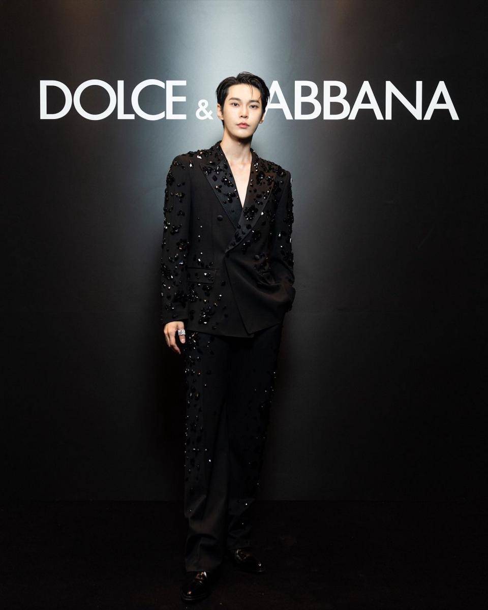 Doyoung di Dolce Gabbana Men’s SS24 Fashion Show (twitter.com/NCTsmtown)