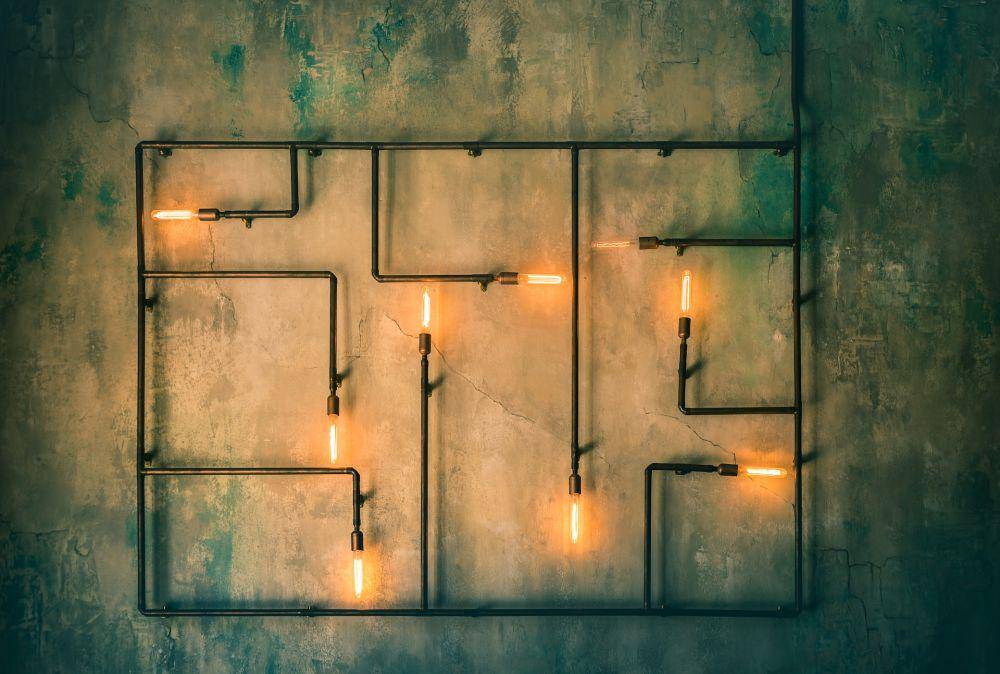 ilustrasi lampu dekorasi yang terbuat dari pipa besi (unsplash/gerrie van der walt)