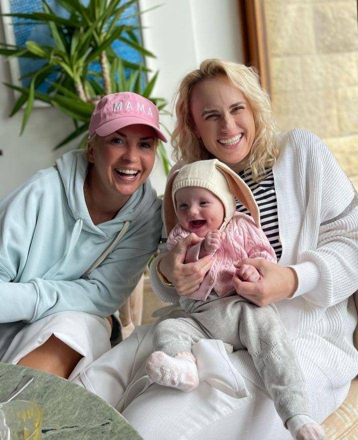 potret Rebel Wilson, Ramona Agruma, dan sang anak (instagram.com/rebelwilson)