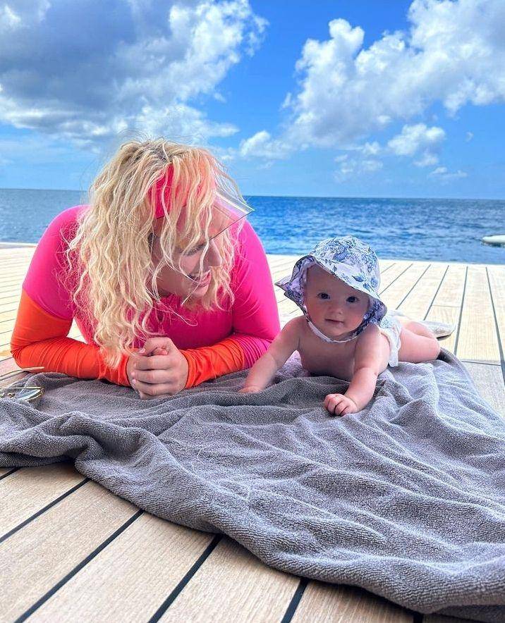 potret Rebel Wilson dan sang anak (instagram.com/rebelwilson)
