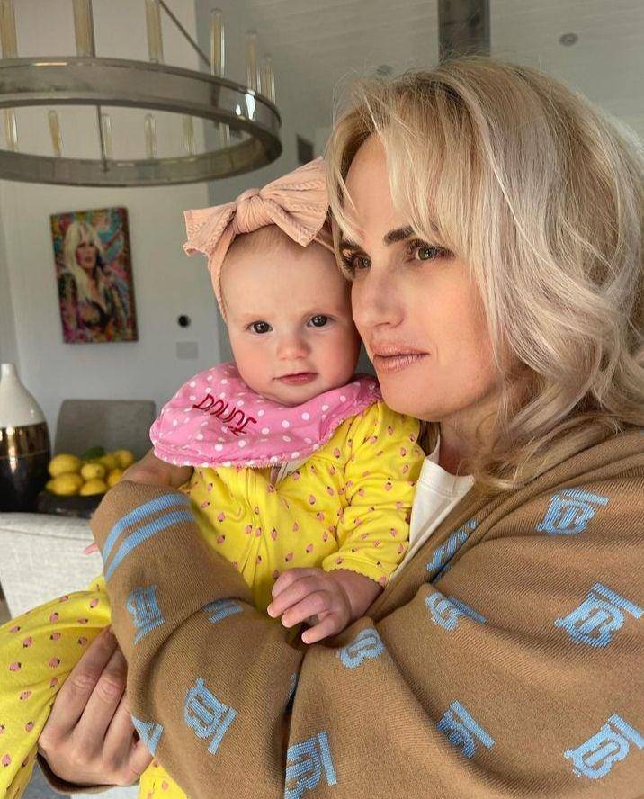 potret Rebel Wilson dan sang anak (instagram.com/rebelwilson)