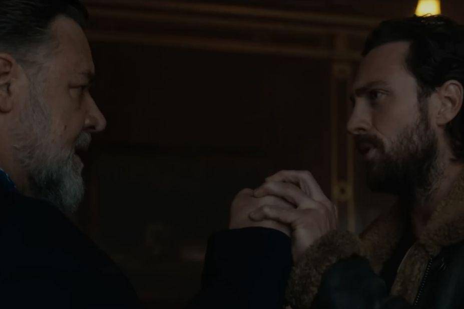 Russel Crowe dan Aaron Taylor-Johnson di film Kraven the Hunter (dok. SonyPictures/KraventheHunter)