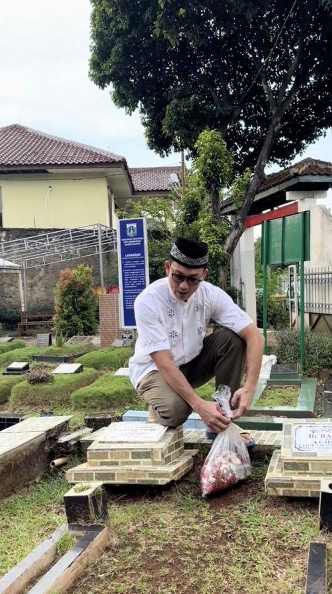 momen Denny Sumargo ziarah ke makam ayahnya (tiktok.com/dennysumargoreal)