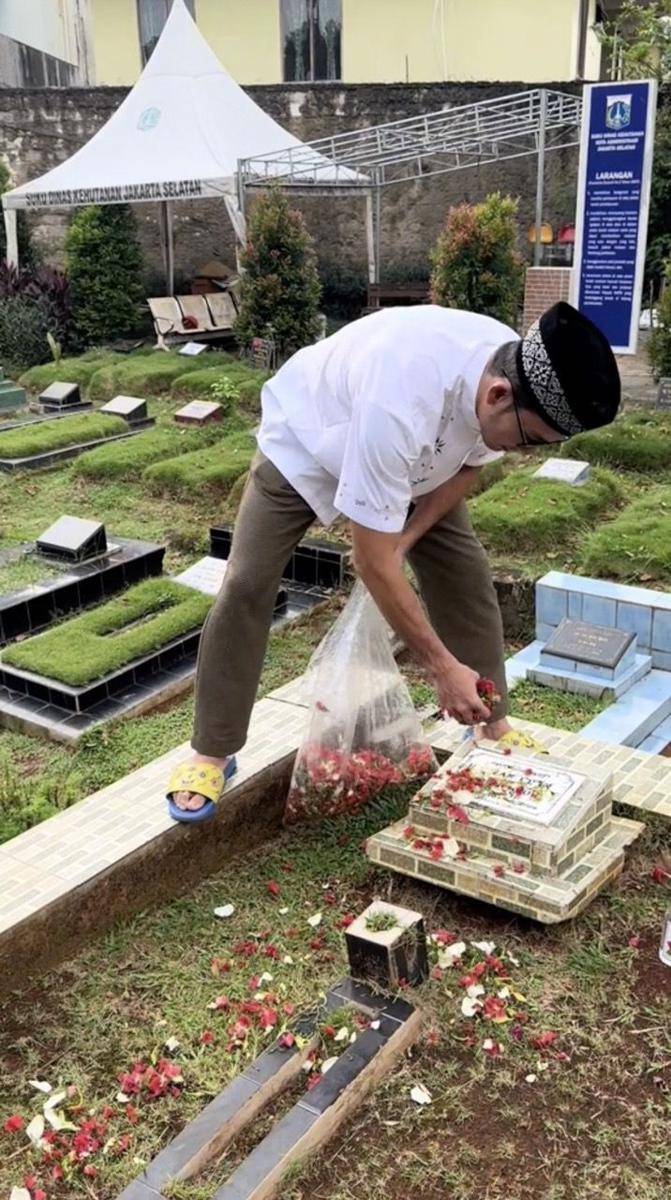 momen Denny Sumargo ziarah ke makam ayahnya (tiktok.com/dennysumargoreal)