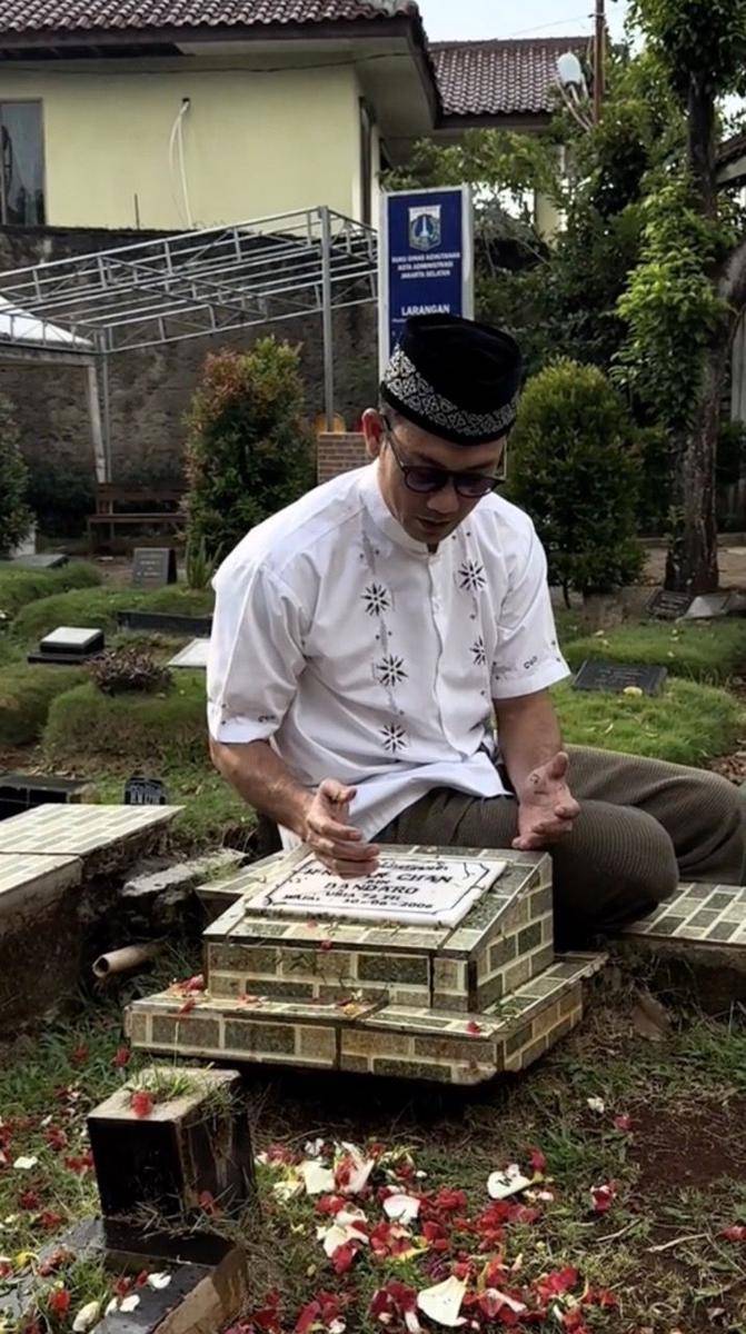 momen Denny Sumargo ziarah ke makam ayahnya (tiktok.com/dennysumargoreal)