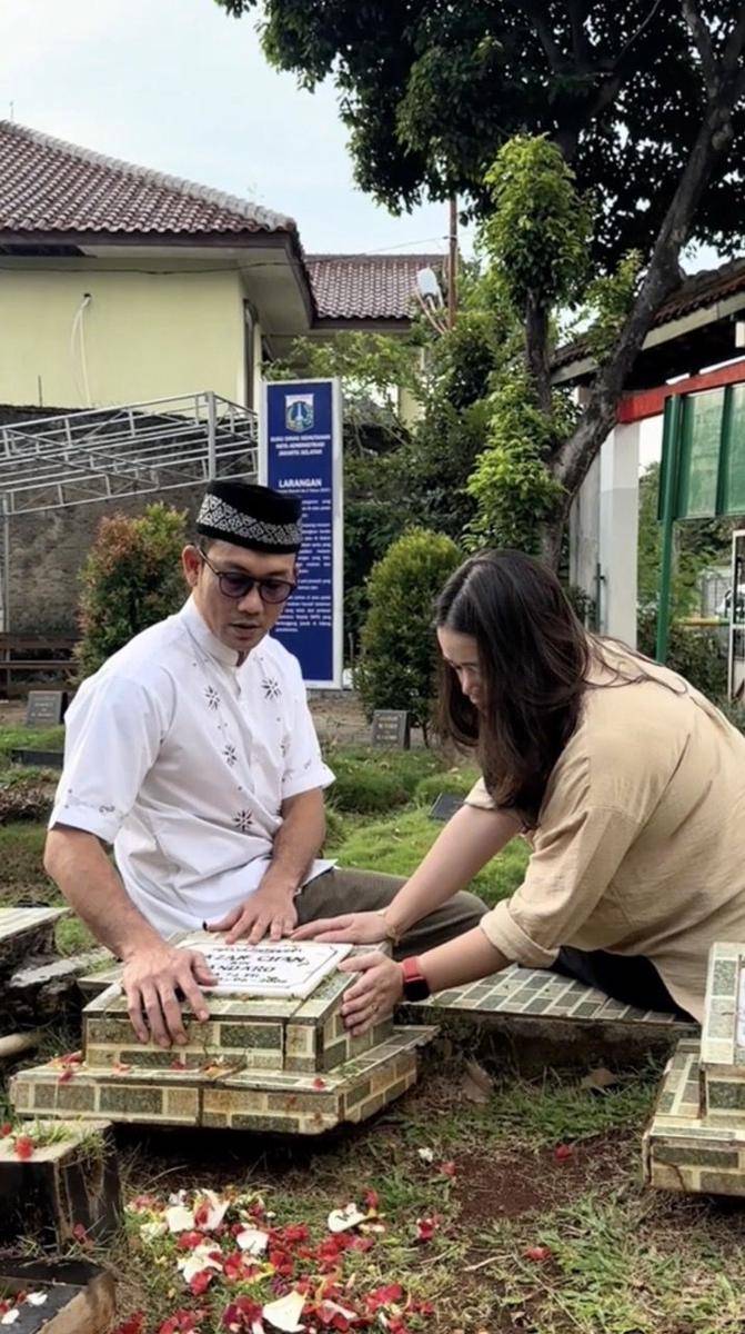 momen Denny Sumargo ziarah ke makam ayahnya (tiktok.com/dennysumargoreal)