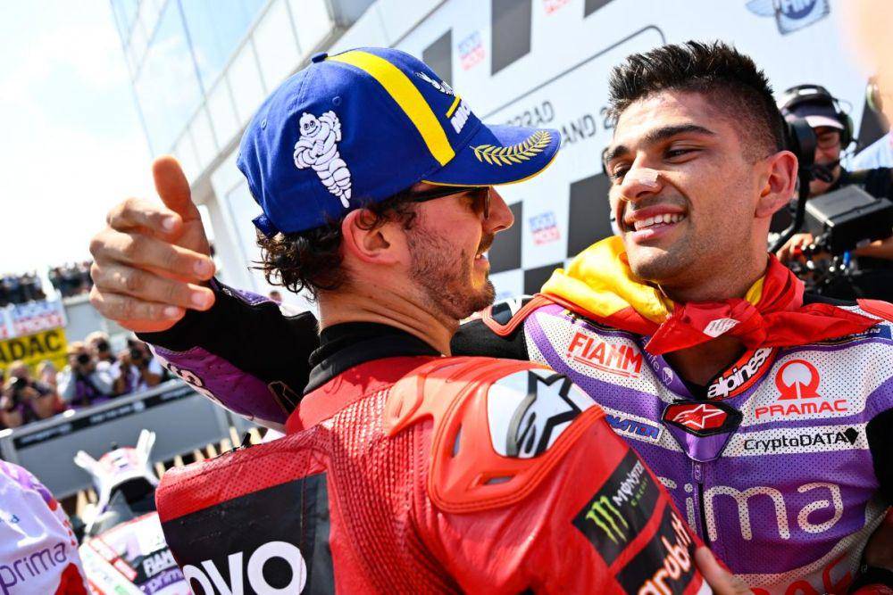 Jorge Martin dan Francesco Bagnaia saling berpelukan seusai main race GP Jerman 2023. (motogp.com)