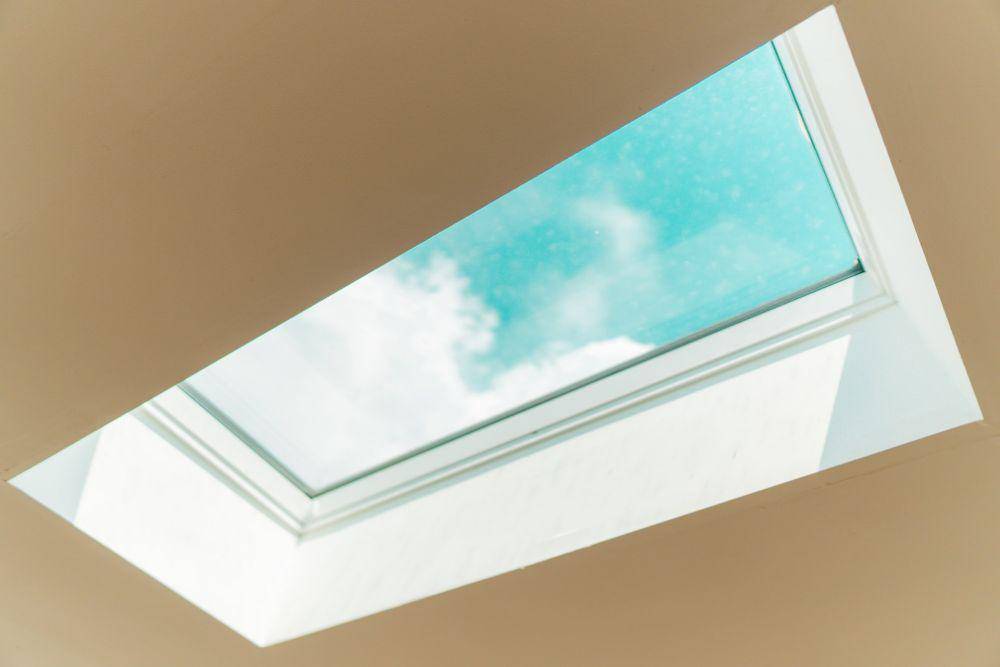 ilustrasi ruangan menggunakan skylight (unsplash.com/visionbyjt)